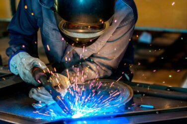 Operarios en trabajos de soldadura y oxicorte